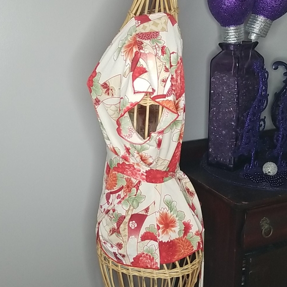 Charlotte Russe Large Cream with Red Flowers V-neck Short Sleeve Floral Top - Picture 2 of 6